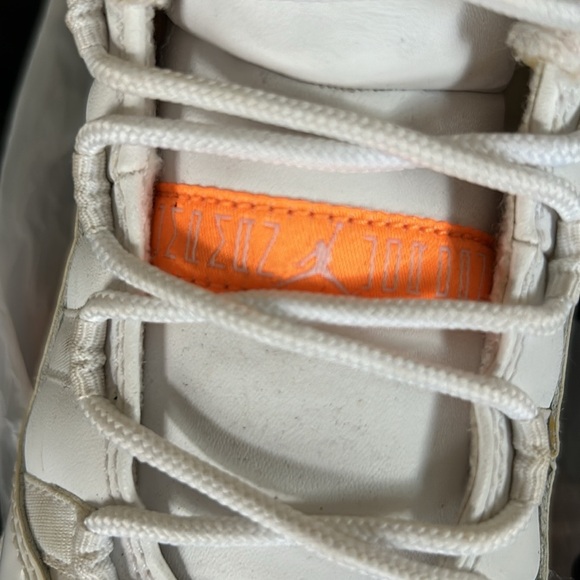 Jordan’s size 6 in men but worn by a woman - Picture 2 of 8